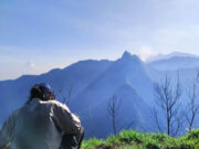 Mendaki gunung ke puncak