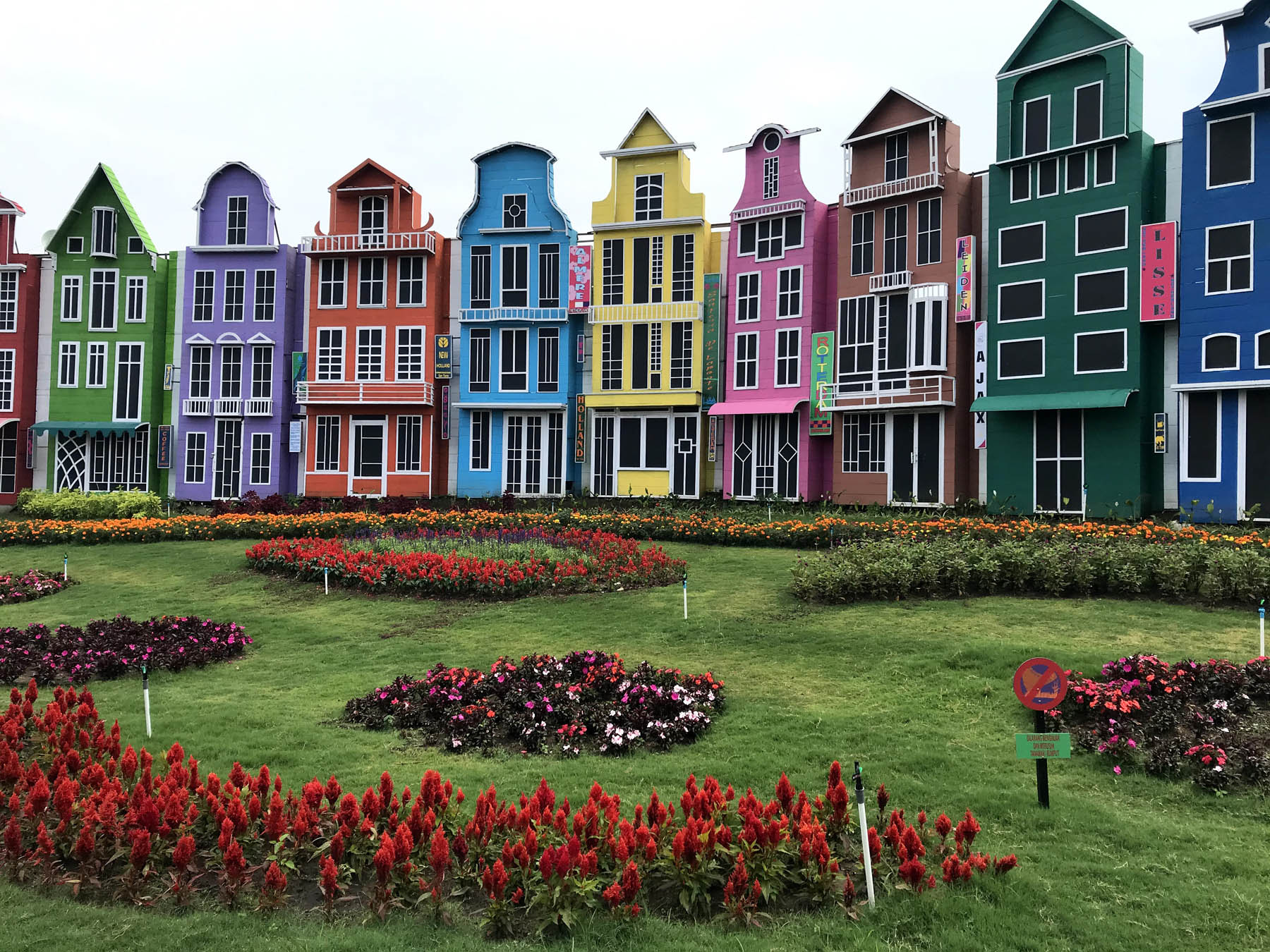 bangunan warna-warni bergaya Eropa di Flora Wisata Santerra De Laponte