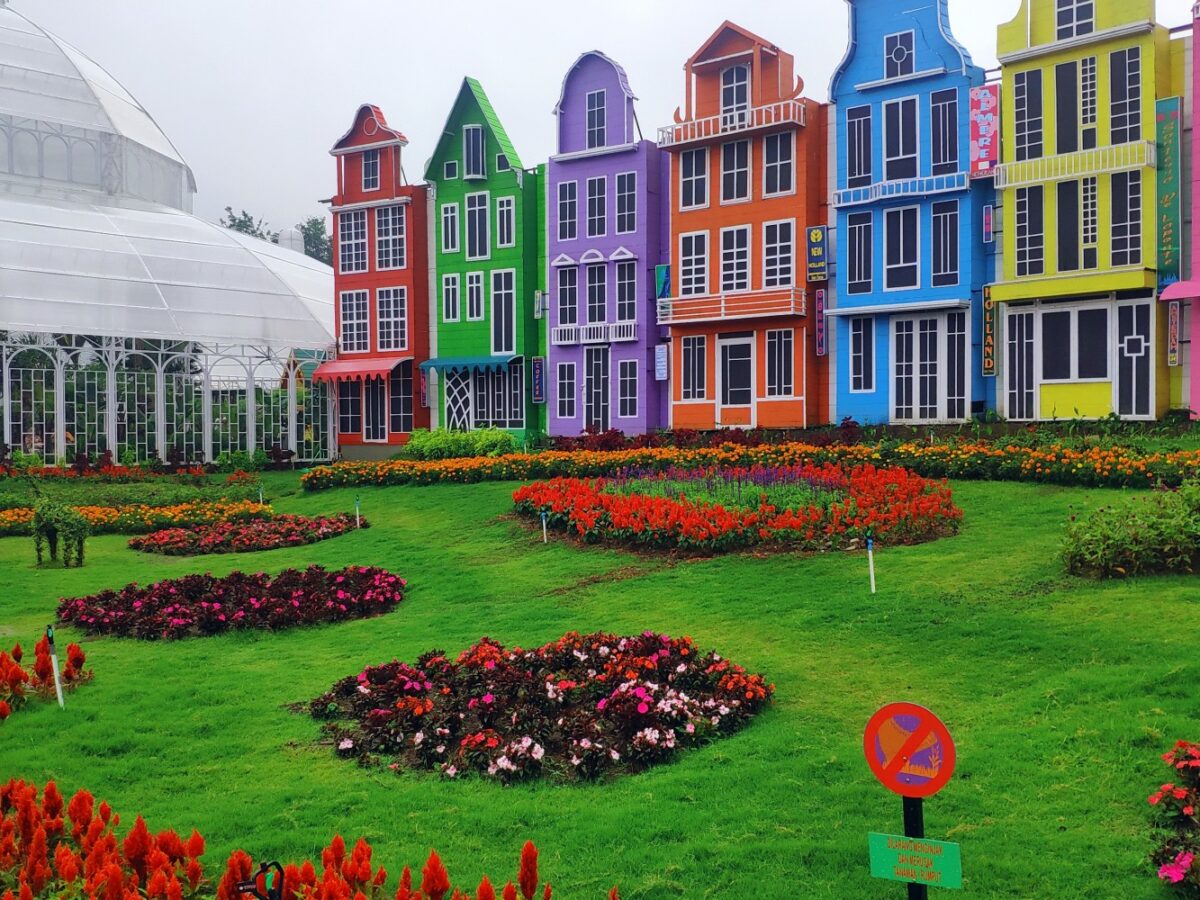 Taman bunga dan spot foto bangunan bergaya eropa di Flora Wisata San Terra