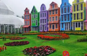 Taman bunga dan spot foto bangunan bergaya eropa di Flora Wisata San Terra