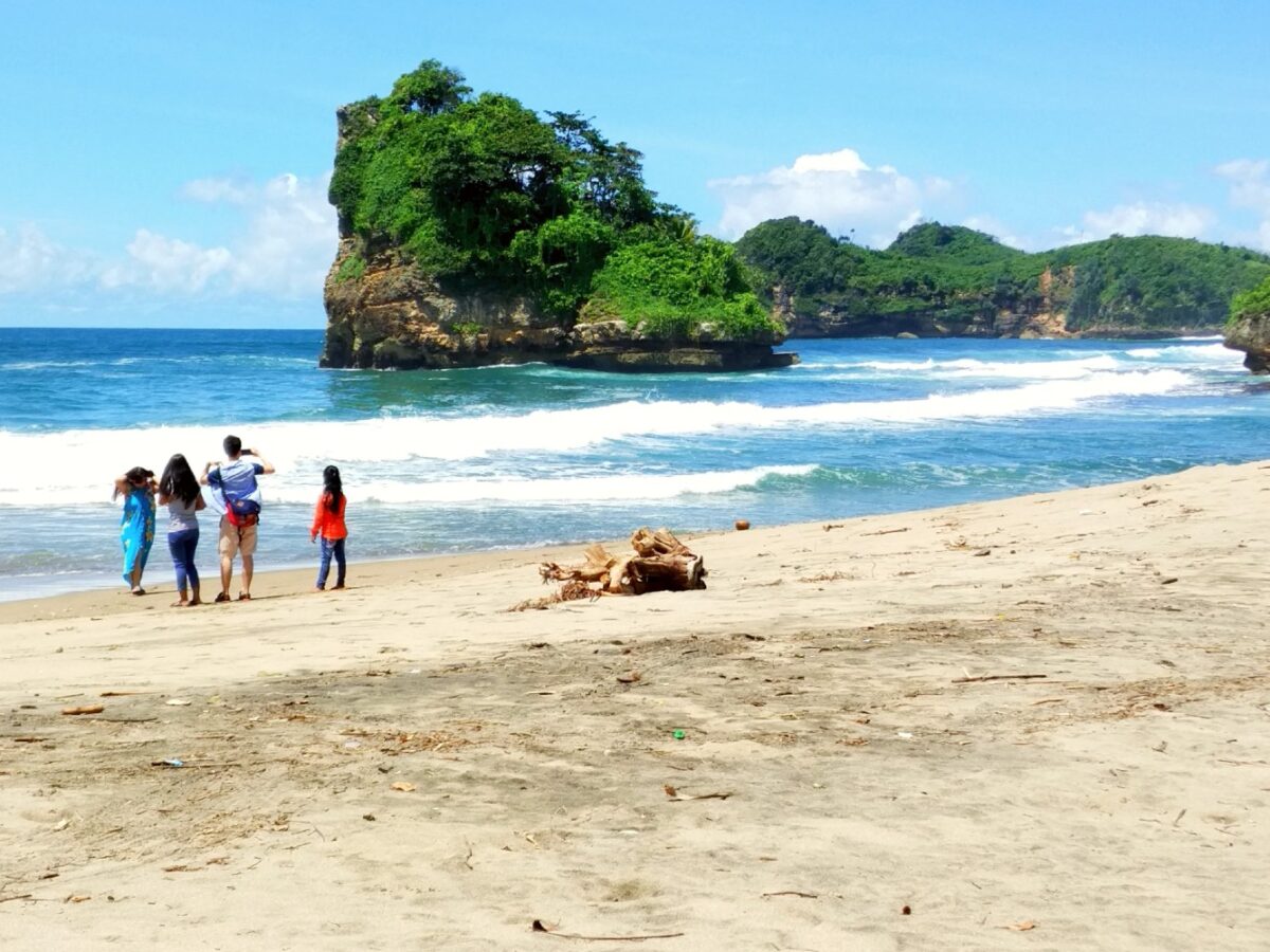 tepi pantai ungapan berpasir putih