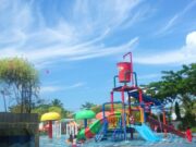 wahana ember tumpah dan seluncuran air di Kenari Waterpark