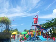 wahana ember tumpah dan seluncuran air di Kenari Waterpark