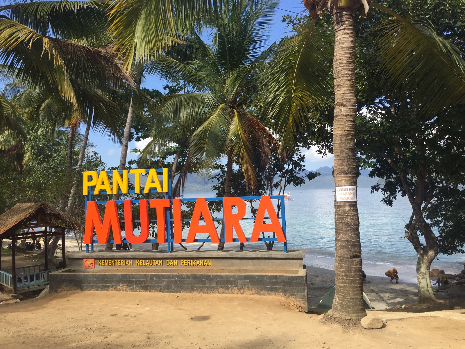 Nama Pantai Mutiara semakin meroket sejak dikunjungi dan dipromosikan oleh mantan menteri kelautan dan perikanan, Ibu Susi Pujiastuti