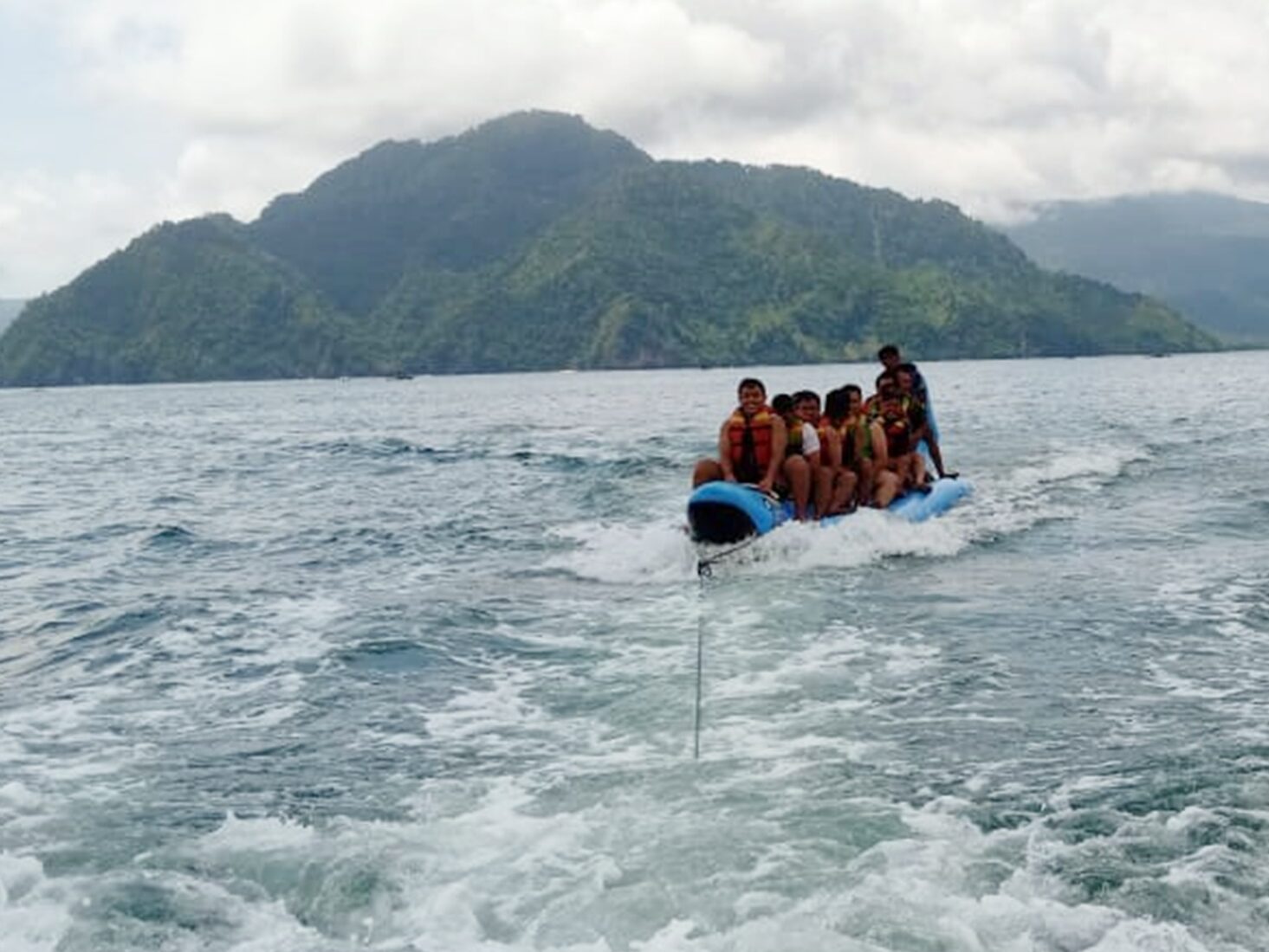 pengunjung mencoba wahana banana boat di Pantai Mutiara Trenggalek