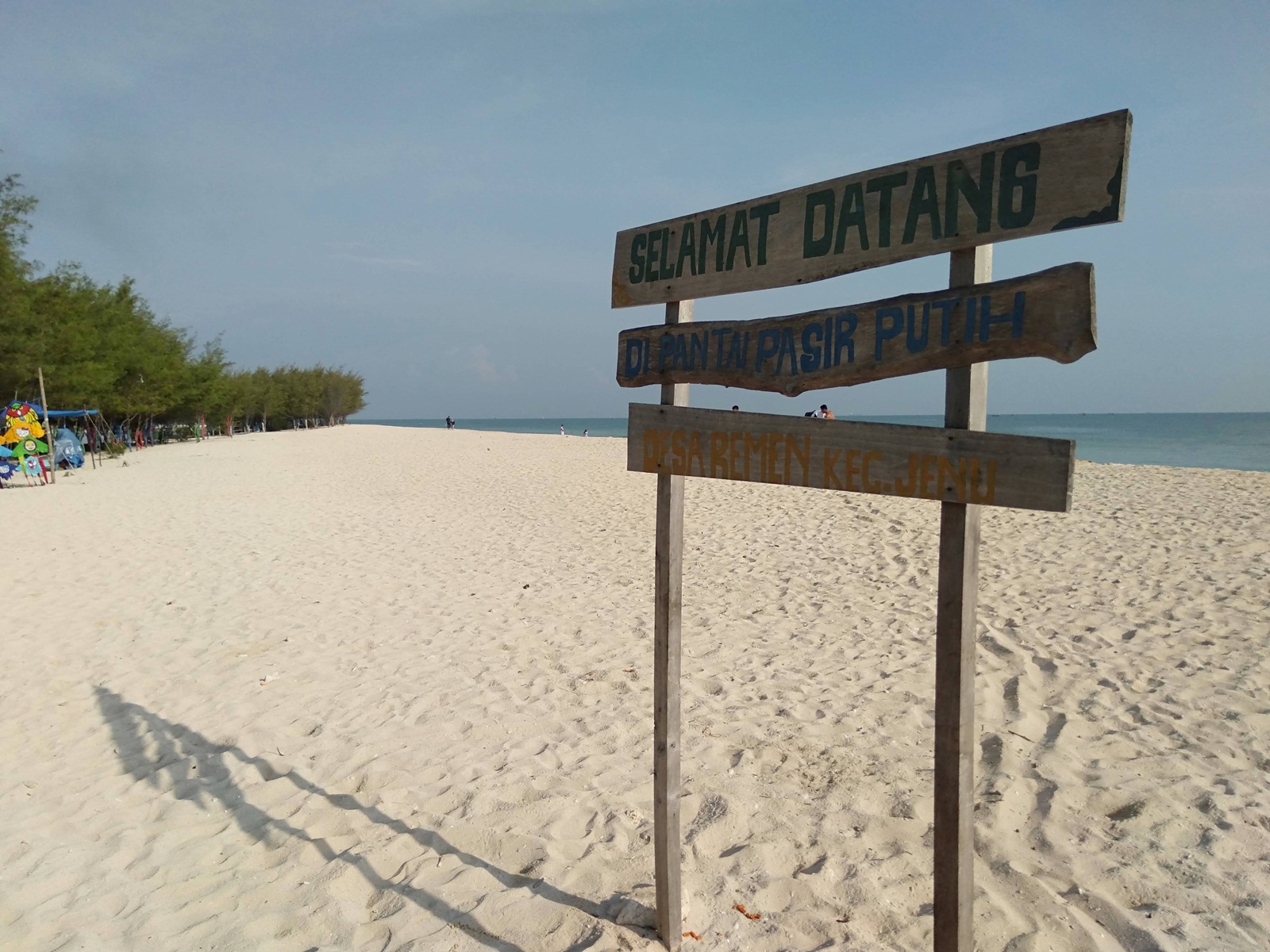 hamparan pasir putih bersih yang menyambut wisatawan Pantai Remen