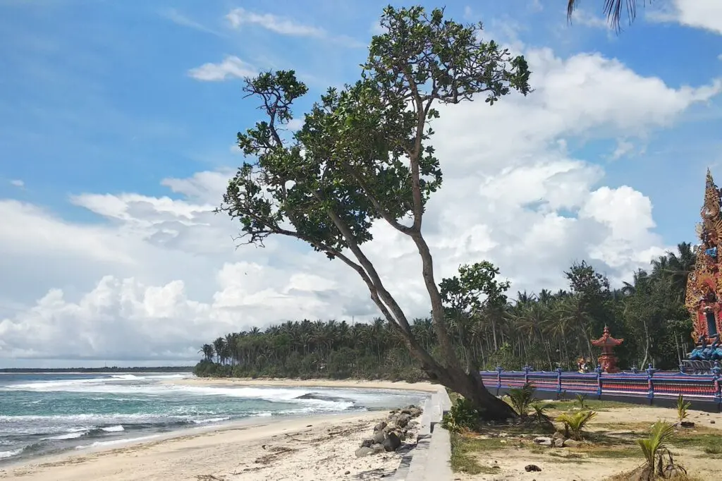 Perpaduan laut biru, pasir putih, dan pura Hindu menghadirkan sedikit rasa 'Bali' di Pulau Sumatera