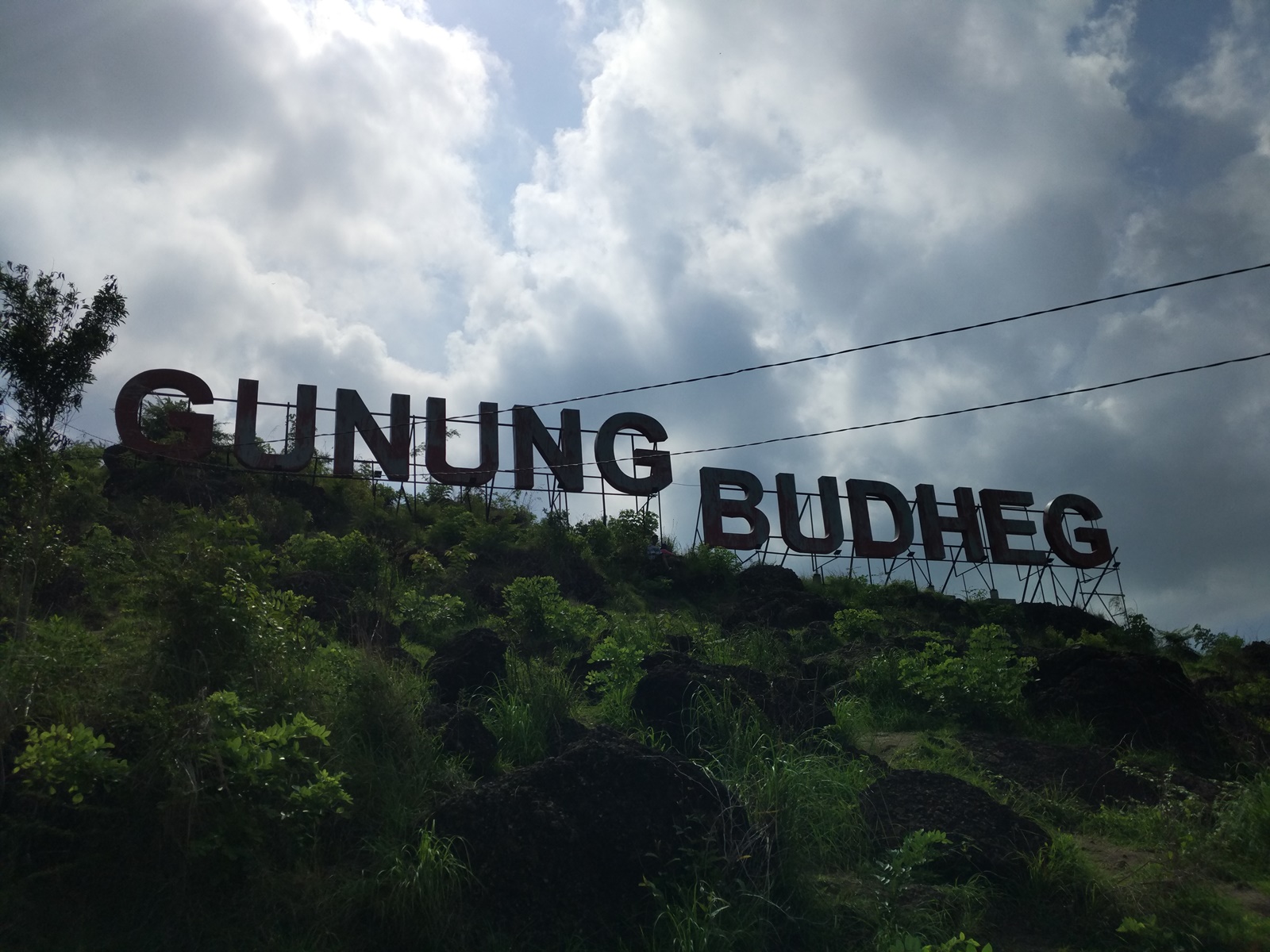 tampak monumen tulisan Gunung Budheg yang terlihat dari lereng gunung