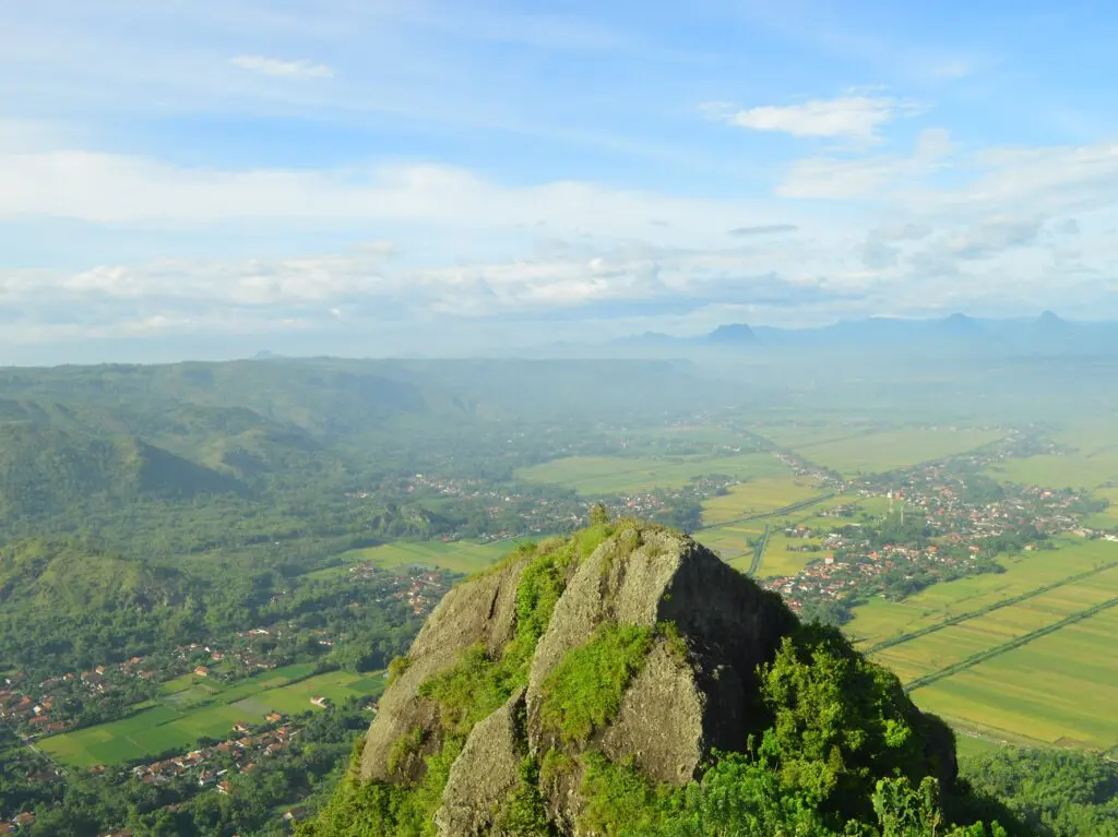 pemandangan yang terlihat dari Watu Selendang, salah satu dari sekian banyak bebatuan besar di badan Gunung Budheg