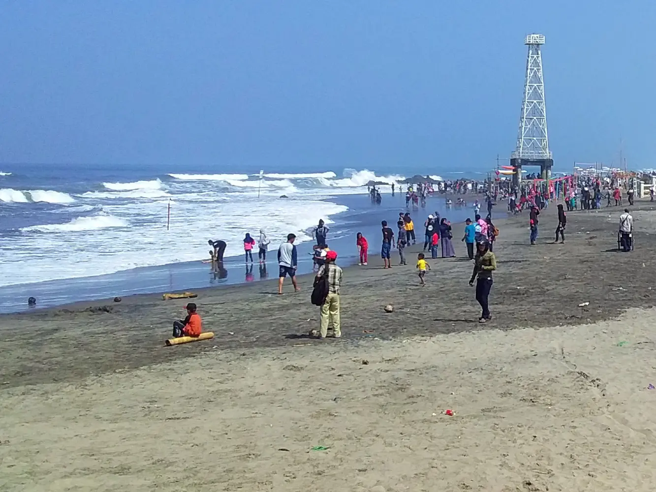 area pantai yang dipadati pengunjung