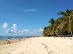 area pasir putih pantai kemala