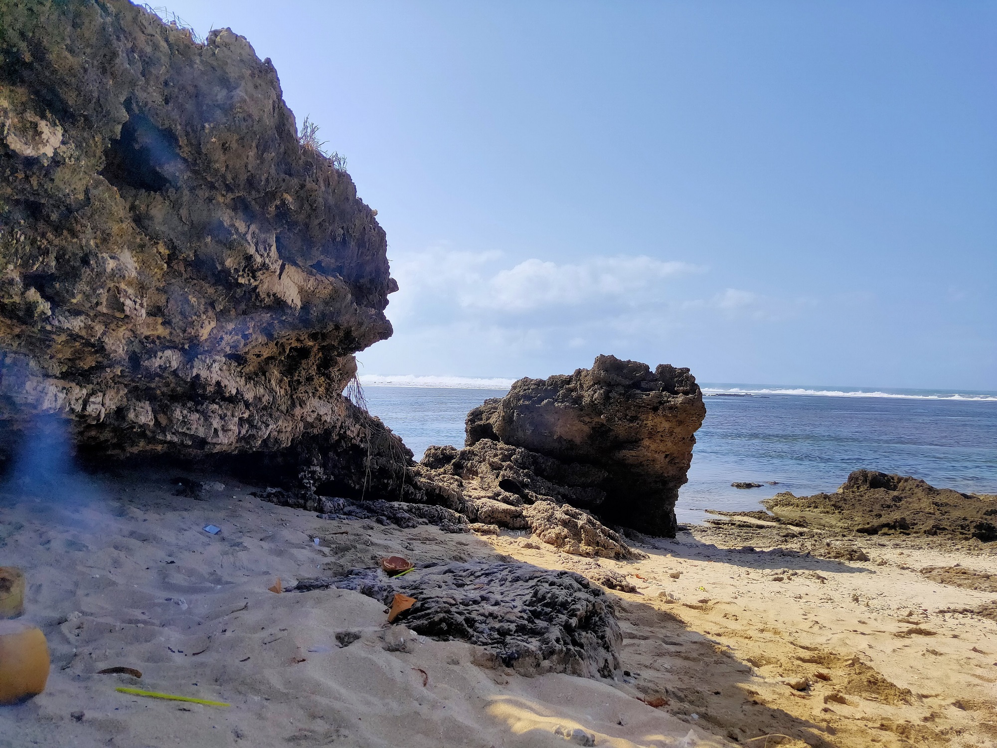 Batuan Karang di Pantai Sayang Heulang