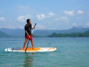 Wisatawan bermain kano di pantai mutiara trenggalek