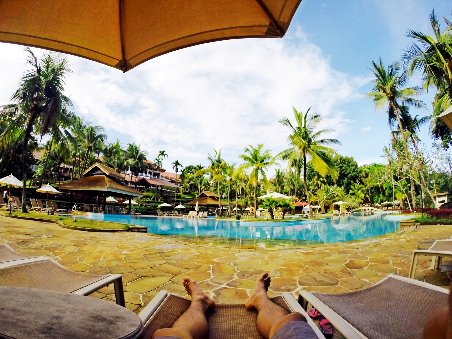 Pengunjung menikmati waktu santai di pinggir kolam renang bintan lagoon resort