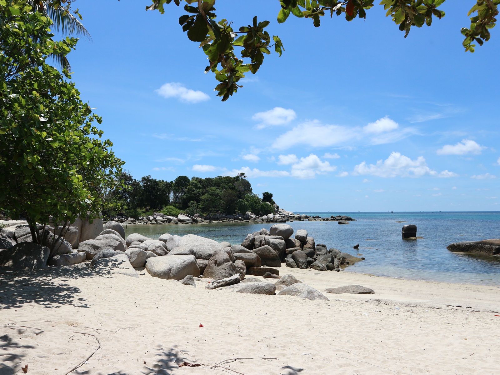 suasana tenang salah satu pantai di Pulau Bintan