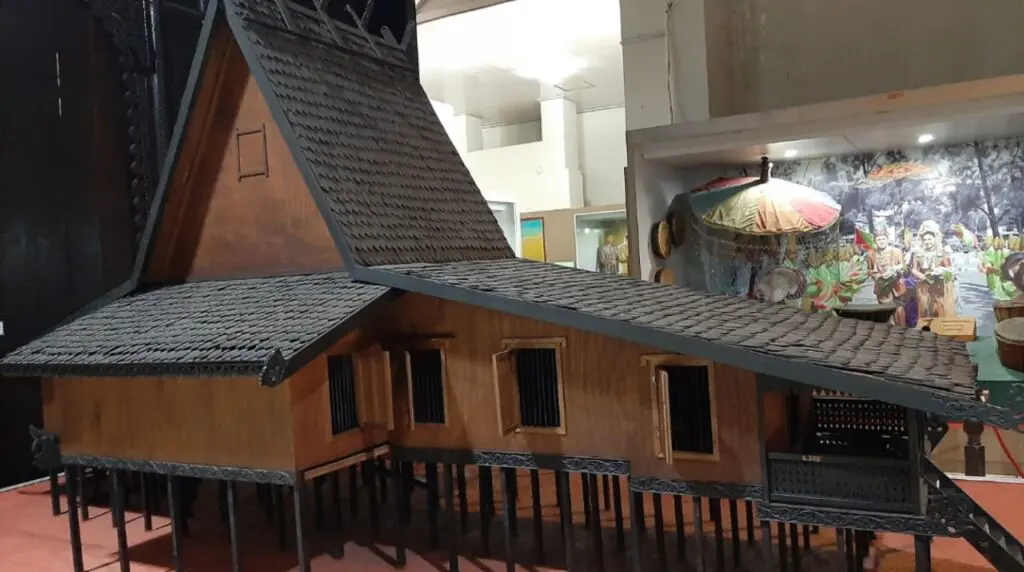 Miniatur rumah adat khas Banjar