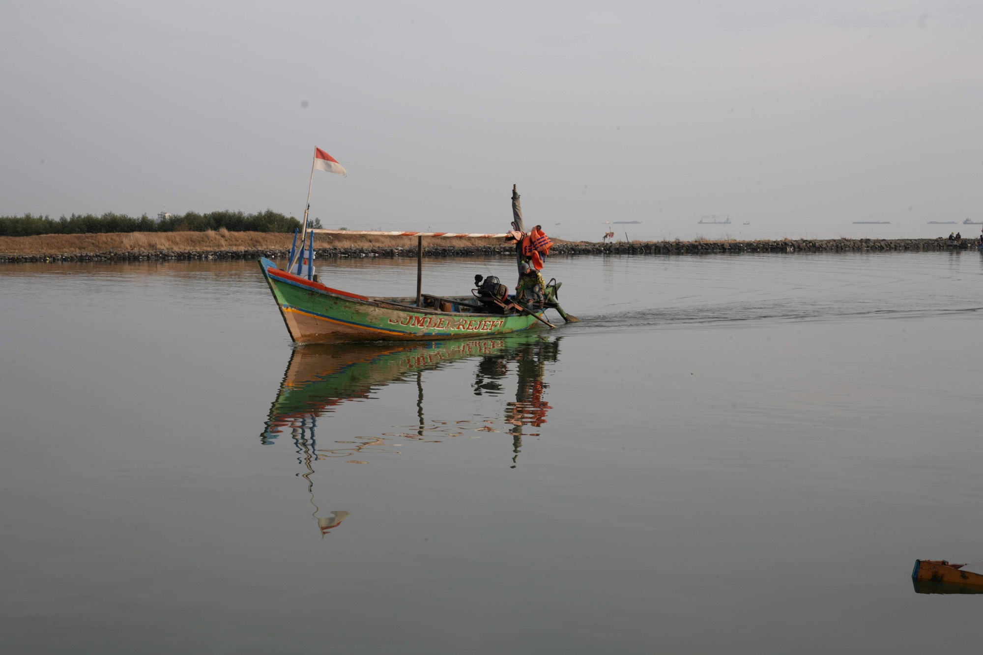 Pemandangan Nelayan yang Tengah Melaut