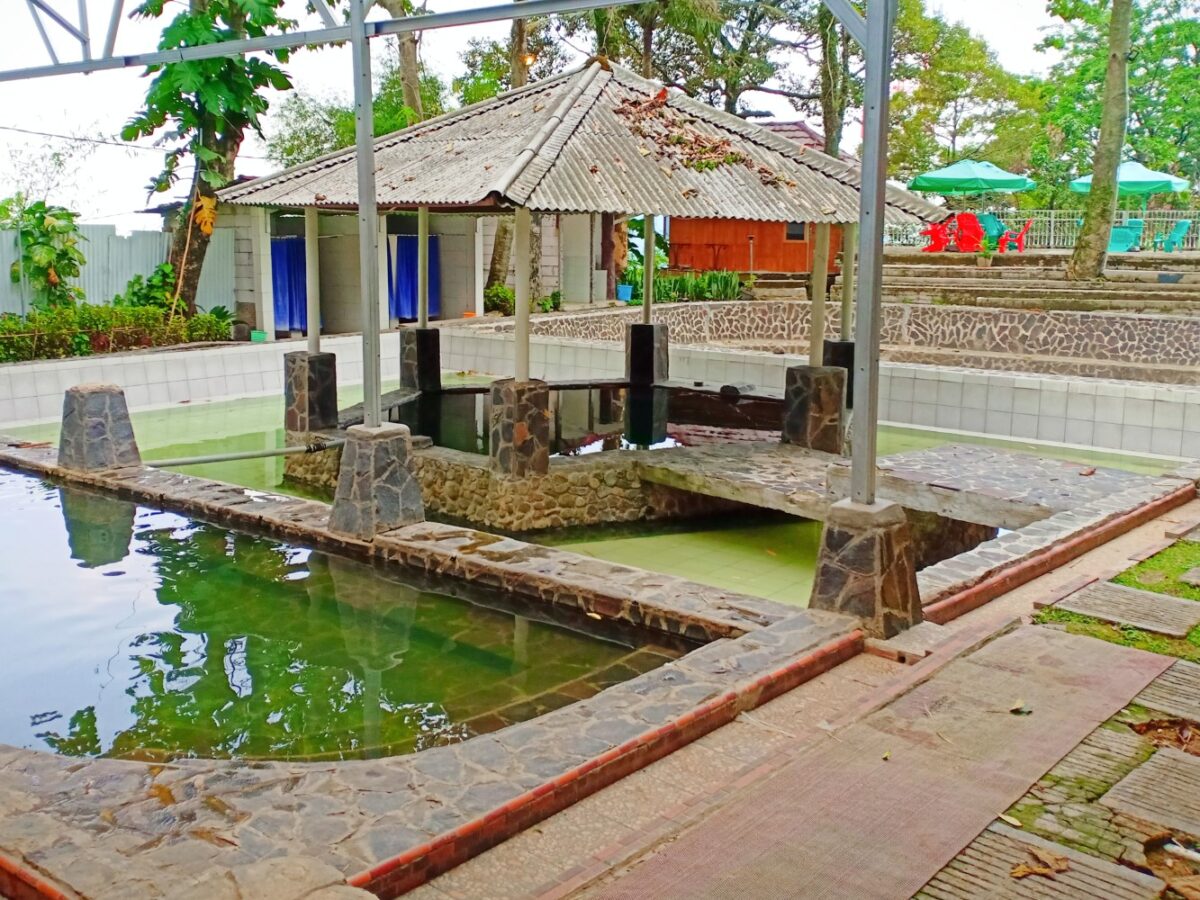 Salah satu kolam pemandian air panas gunung pancar