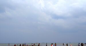 ramai pengunjung bermain di tepi pantai