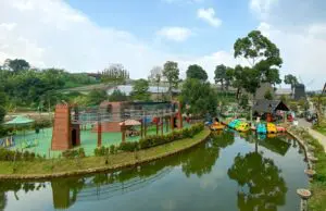Sungai buatan dan wahana sepeda air di lembang park zoo