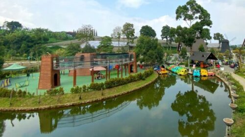 Sungai buatan dan wahana sepeda air di lembang park zoo