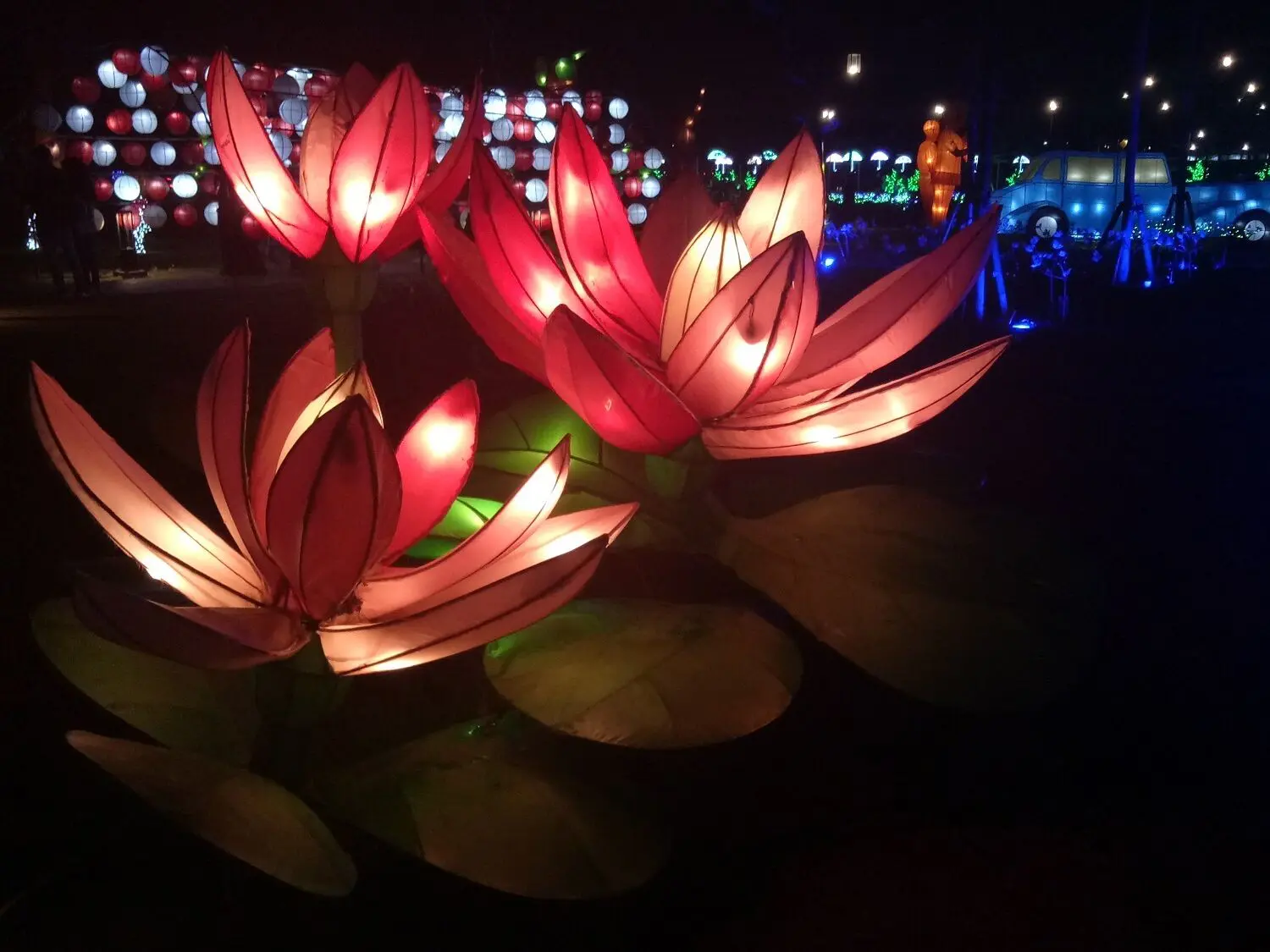  lampion berbentuk bunga yang ada di Kiara Artha Park
