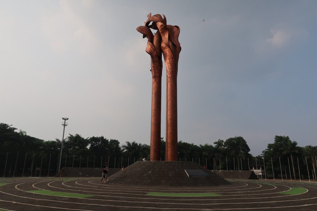 monumen bandung lautan api berwarna perunggu berbentuk lidah api