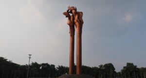 monumen bandung lautan api berwarna perunggu berbentuk lidah api