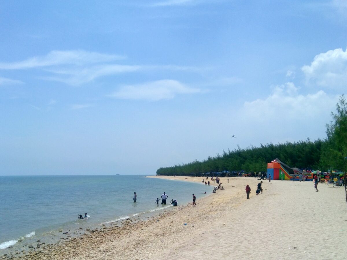 garis pantai pasir putih yang panjang di pantai remen