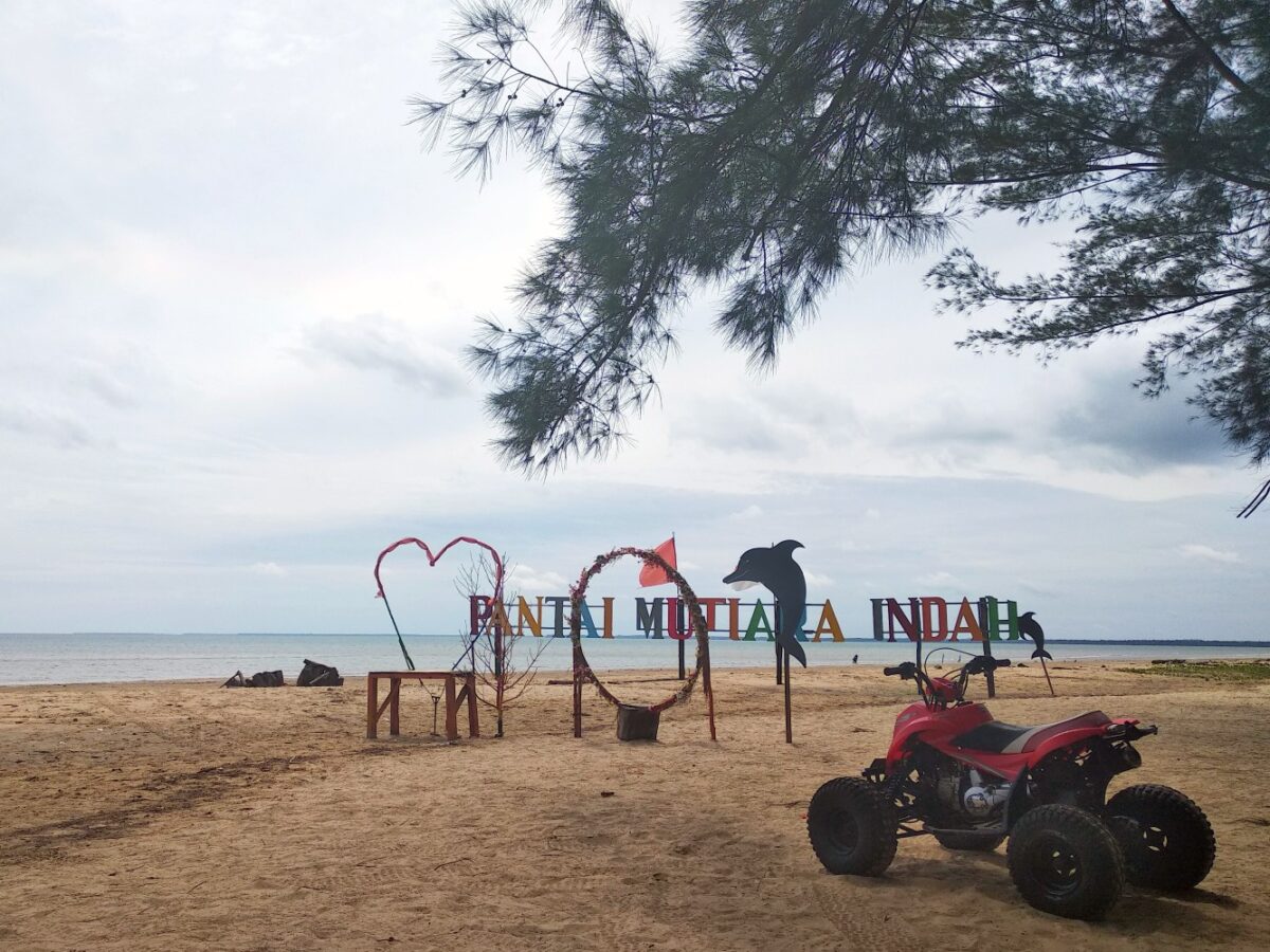Suasana sekitar pantai mutiara indah