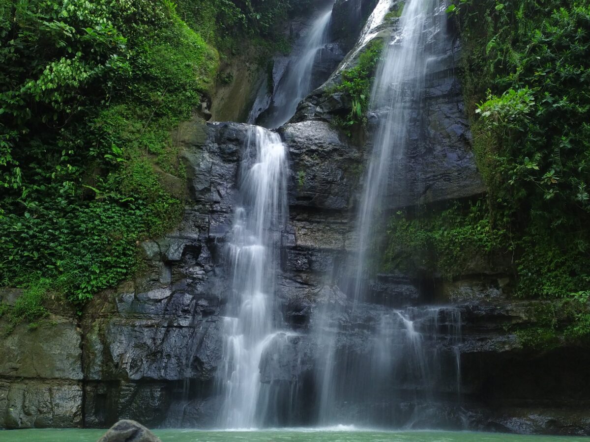 Air yang mengalir di dinding batu bekas ledakan bom