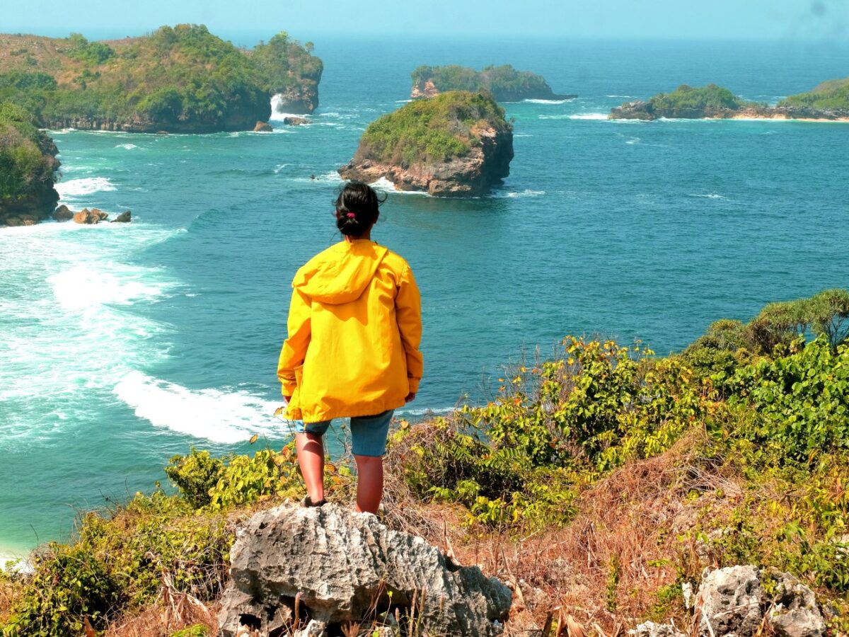 area pantai dengan bukit-bukit karang hijau