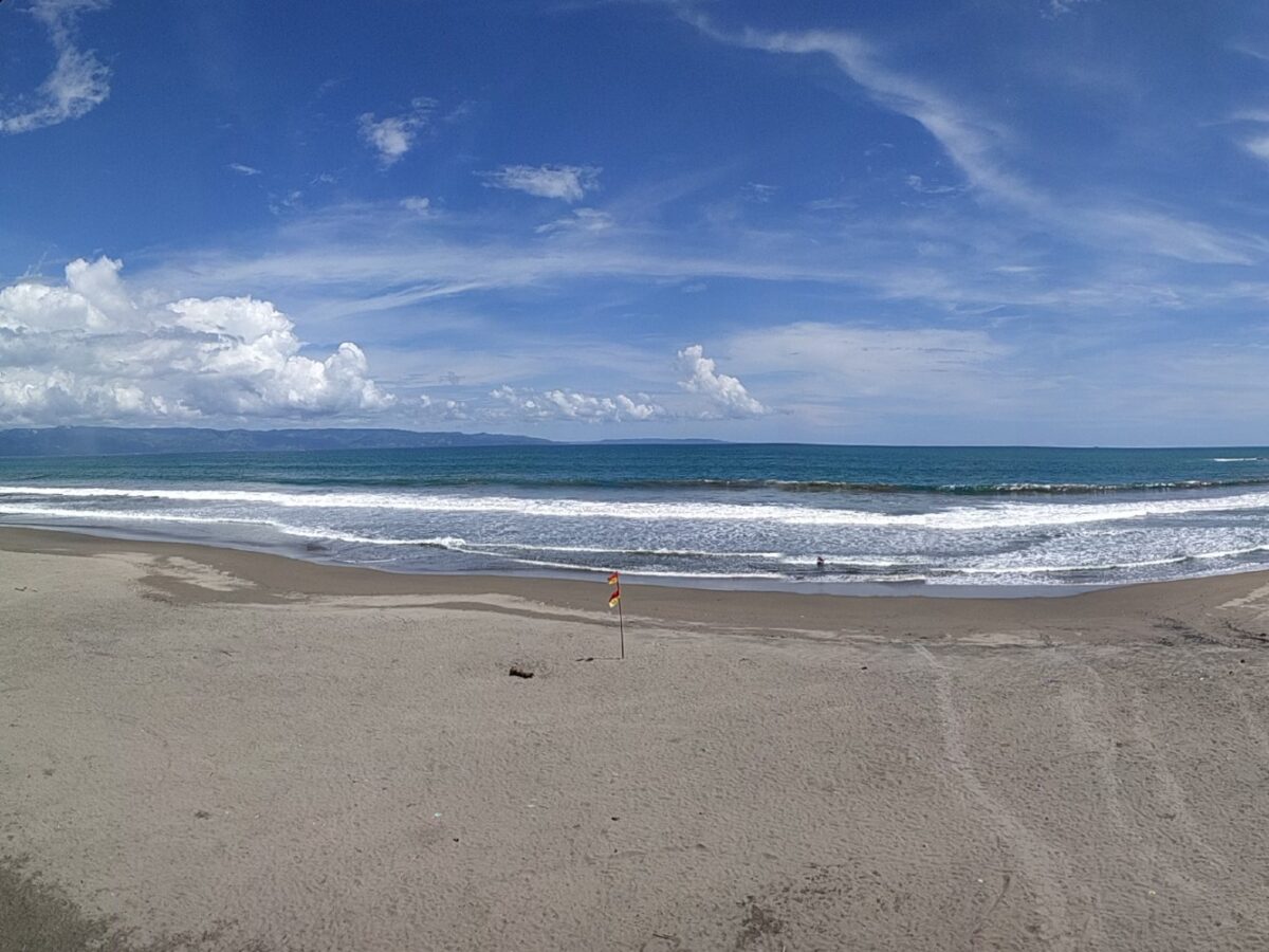 area pantai karang hawu berpasir cokelat