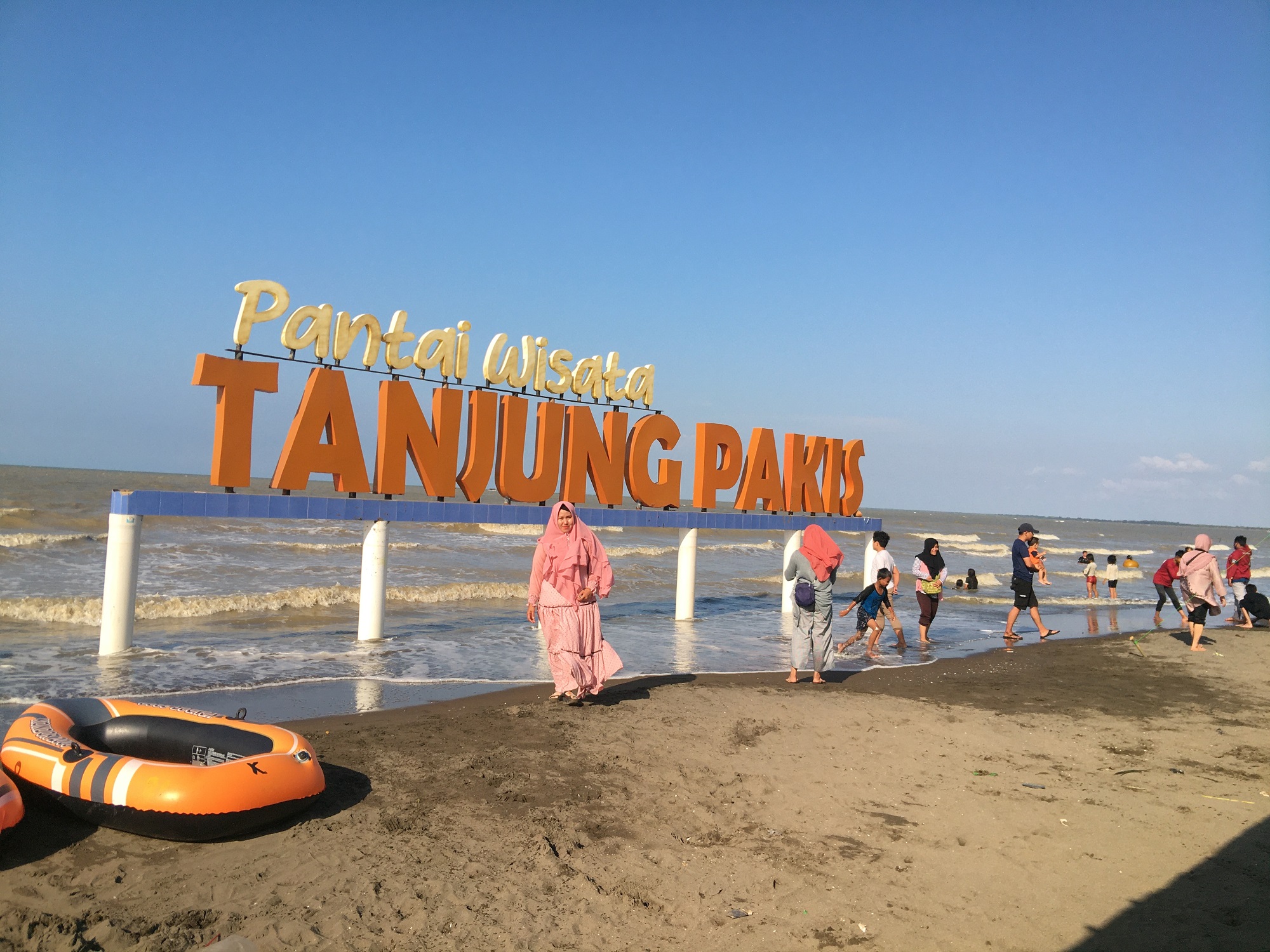area pantai yang luas Pantai Tanjung Pakis Karawang