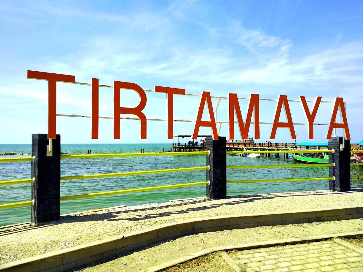 dermaga tepi laut pantai tirtamaya indramayu