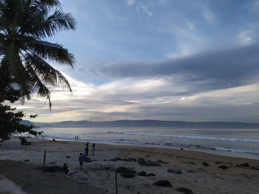 Pemandangan Senja di Pantai Karang Hawu Sukabumi