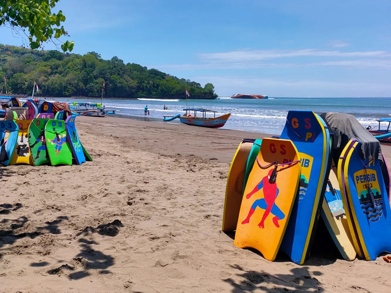 wahana papan seluncur di Pantai Barat Pangandaran