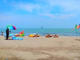 wahana perahu karet di Pantai Sedari Karawang