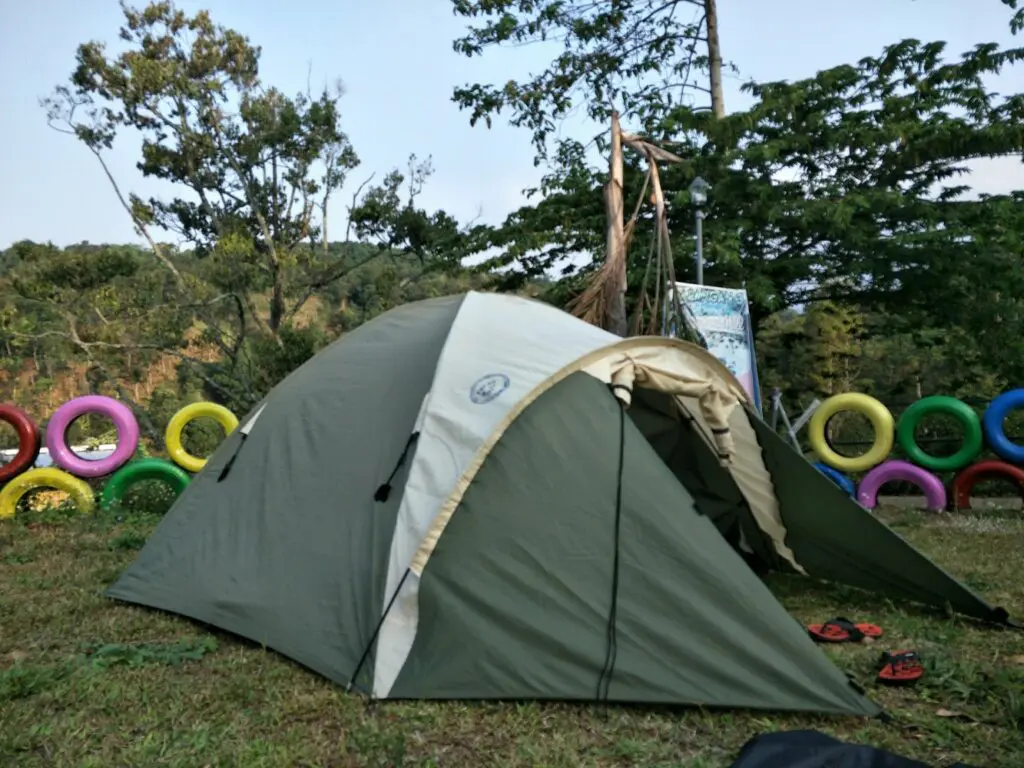 tenda-tenda di area perkemahan duyung trawas hill
