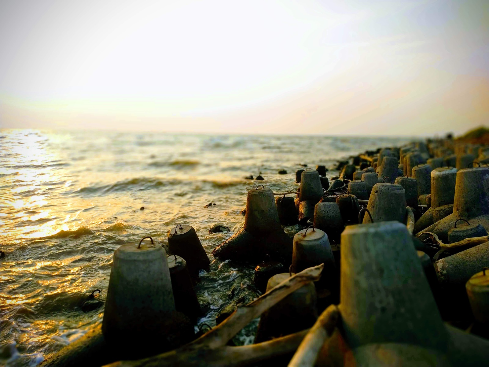 batu-batu pemecah ombak di bibir pantai