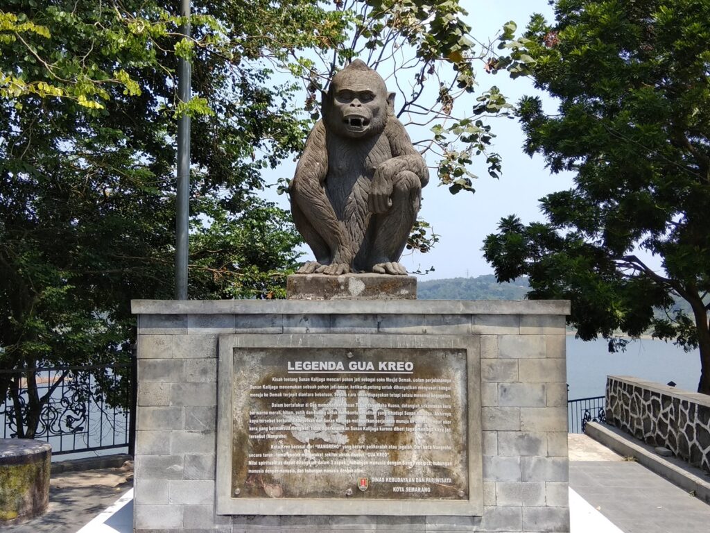 Patung Kera Gua Kreo tempat wisata di Semarang dengan latar danau dan bukit