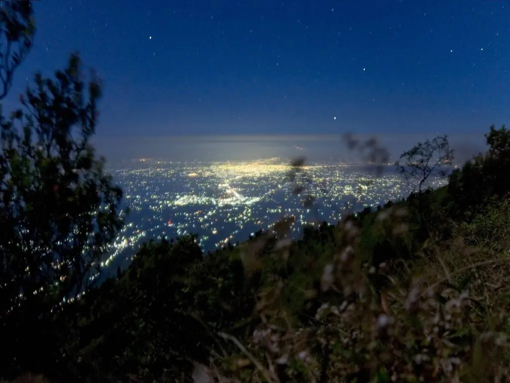 Gemerlap lampu kota yang bisa disaksikan dari kawasan pendakian Gunung Merapi