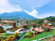 Suasana taman yang rapi dan asri di Merapi Garden