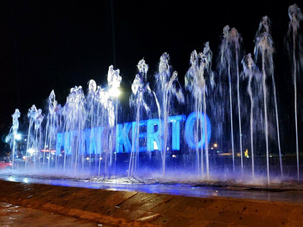 Air Mancur di Malam Hari