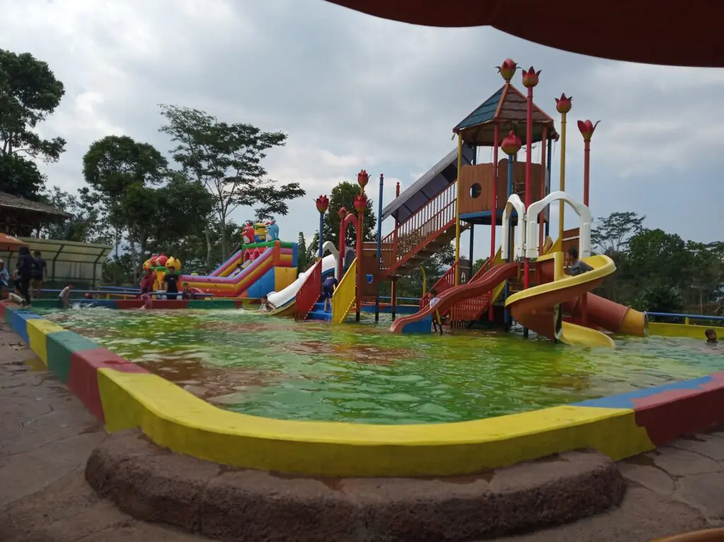 Area Kolam Renang dengan berbagai seluncuran air Wisata Alam Pasir Kirisik