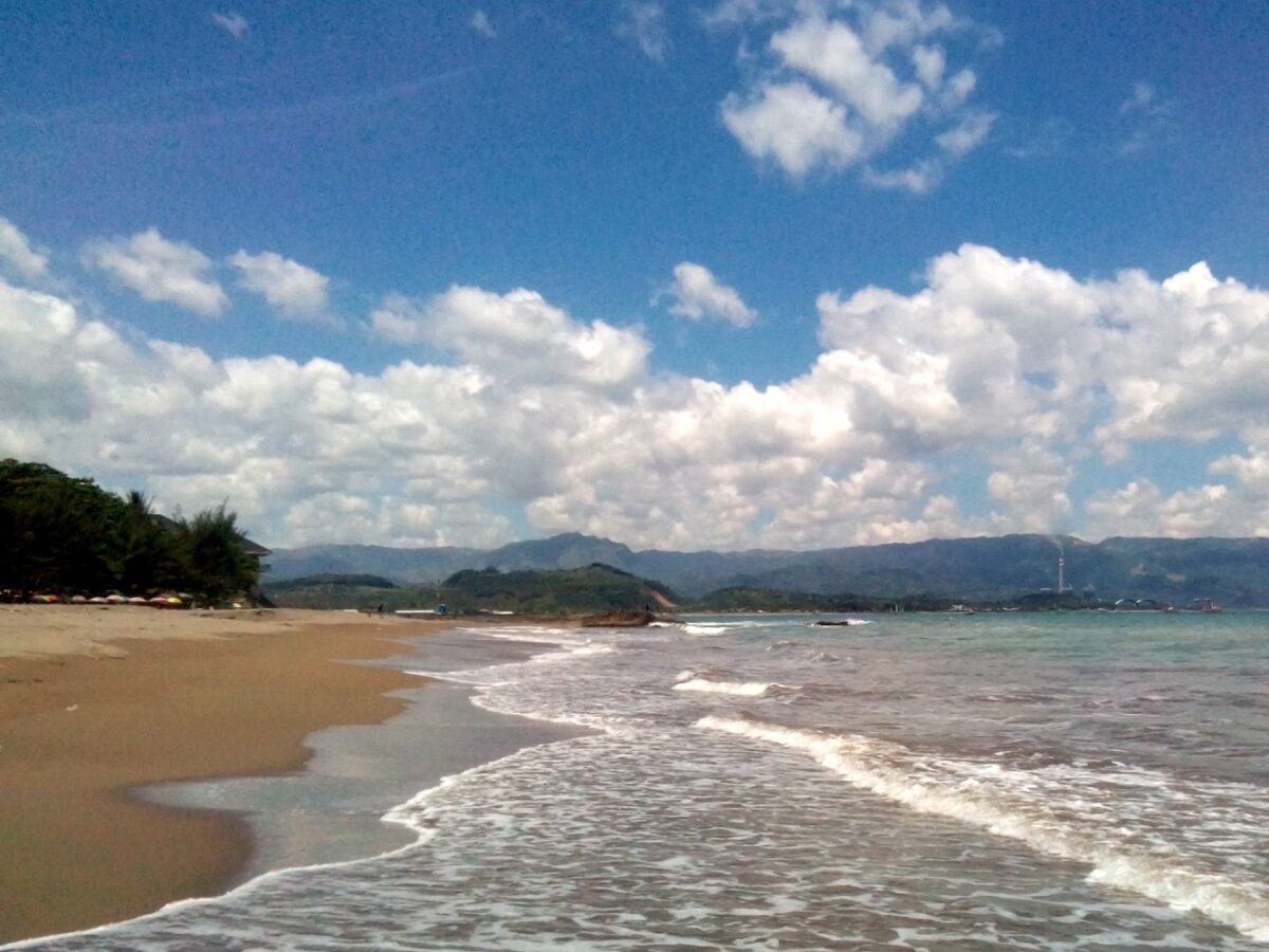 area tepi pantai citepus berpasir putih kecokelatan