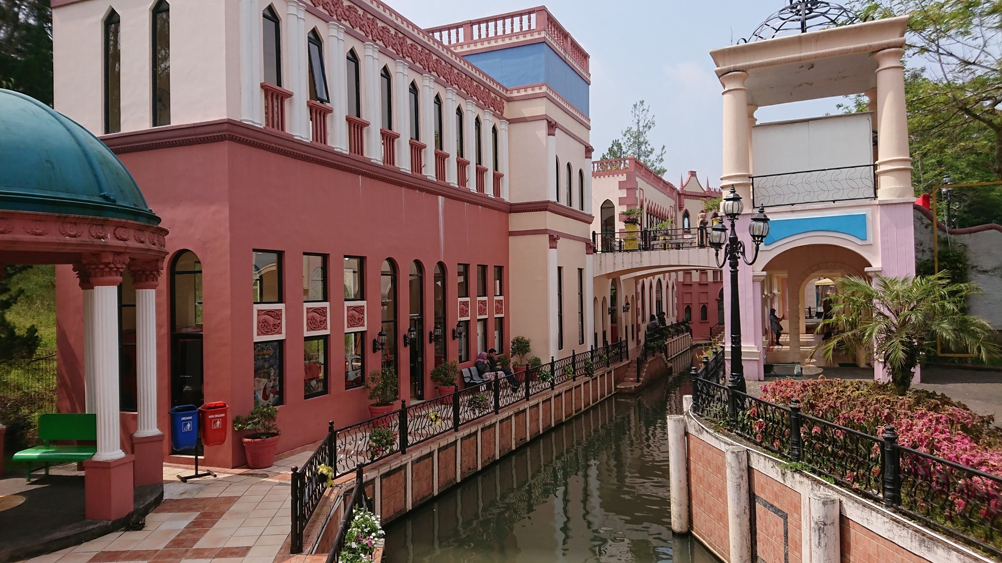 Warna-warni bangunan di sepanjang kanal Little Venice