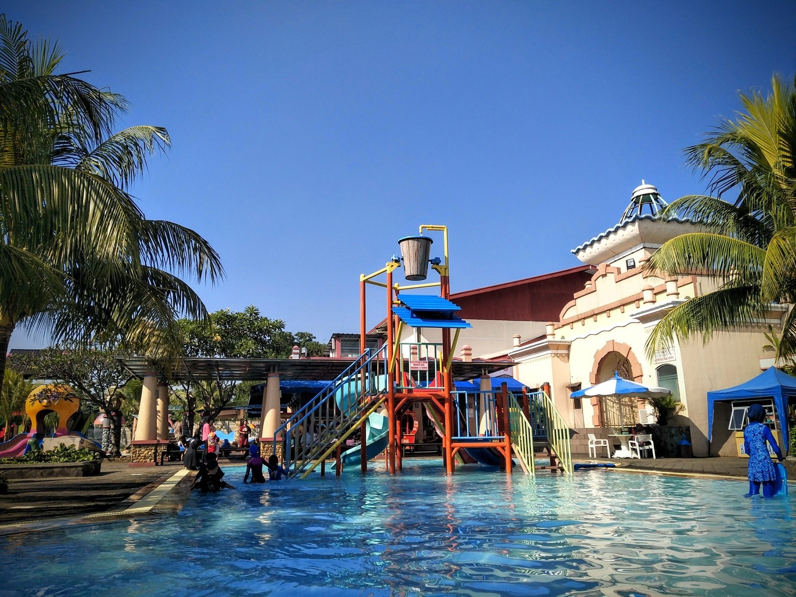 Tempat Wisata di Bogor bertemakan Water Park dengan kolam dan wahana ember tumpah
