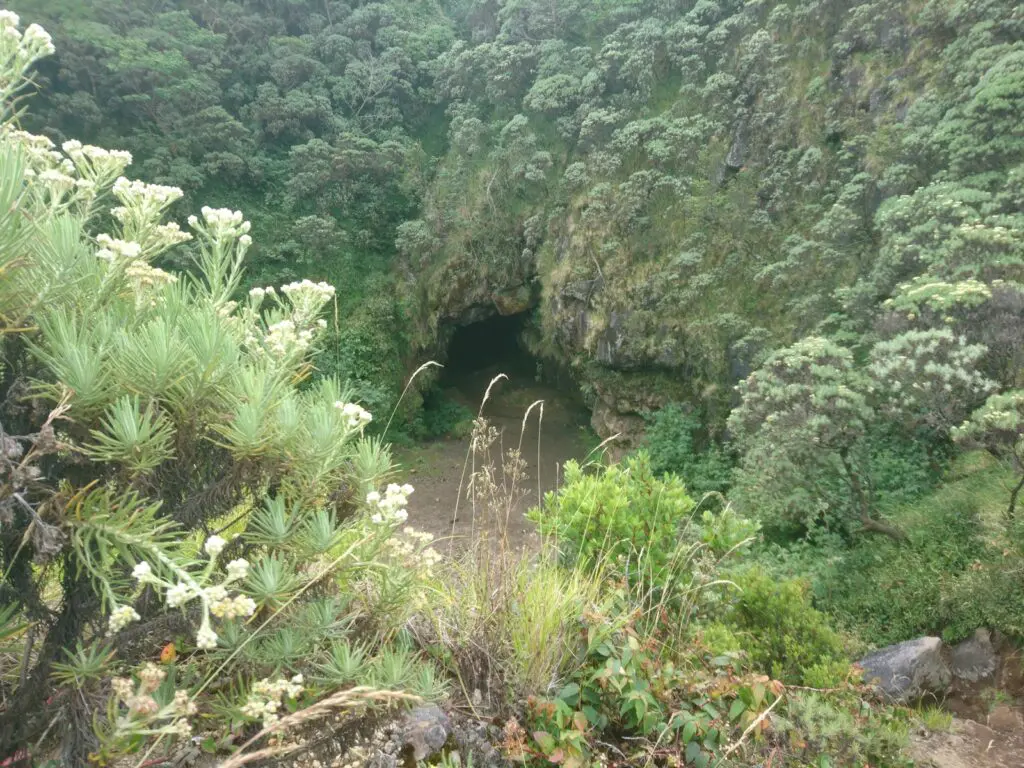 Sebuah gua bernama Gua Walet yang menjadi salah satu pos pendakian