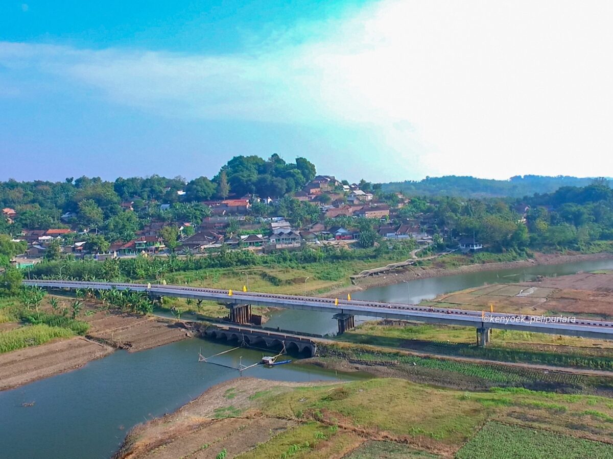 panorama bentangan Jembatan Gunung Kemukus